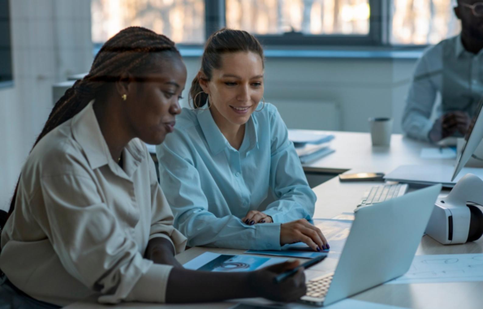 Professionelle Finanzberatung im modernen Büroumfeld